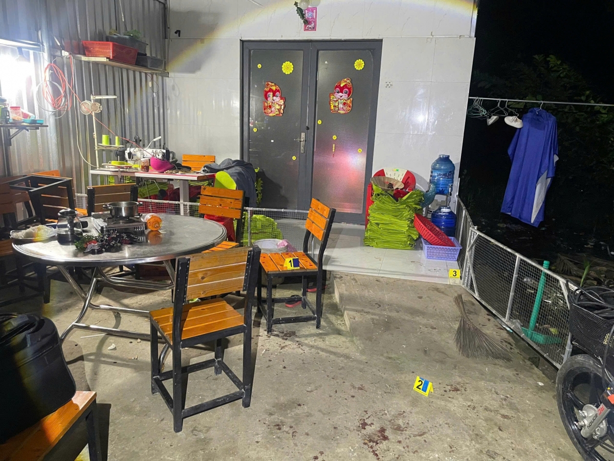 Khởi tố nữ cán bộ phường, dùng dao rọc giấy rạch mặt “tình địch”